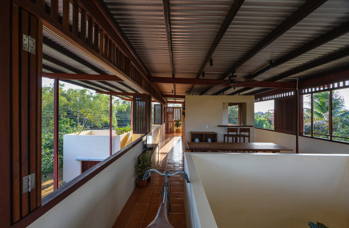 Bếp, phòng ăn và phòng sinh hoạt chung thông thoáng và kết nối với nhau, thích hợp cho các bữa tiệc gia đình. Ảnh: Triệu Chiến
