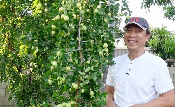 Danh hài Vân Sơn là nghệ sĩ hải ngoại nổi tiếng, đang sống tại Mỹ. Anh sở hữu khu vườn rộng khoảng 1.200m2 trồng nhiều rau củ và cây ăn trái. Ảnh: FBNV