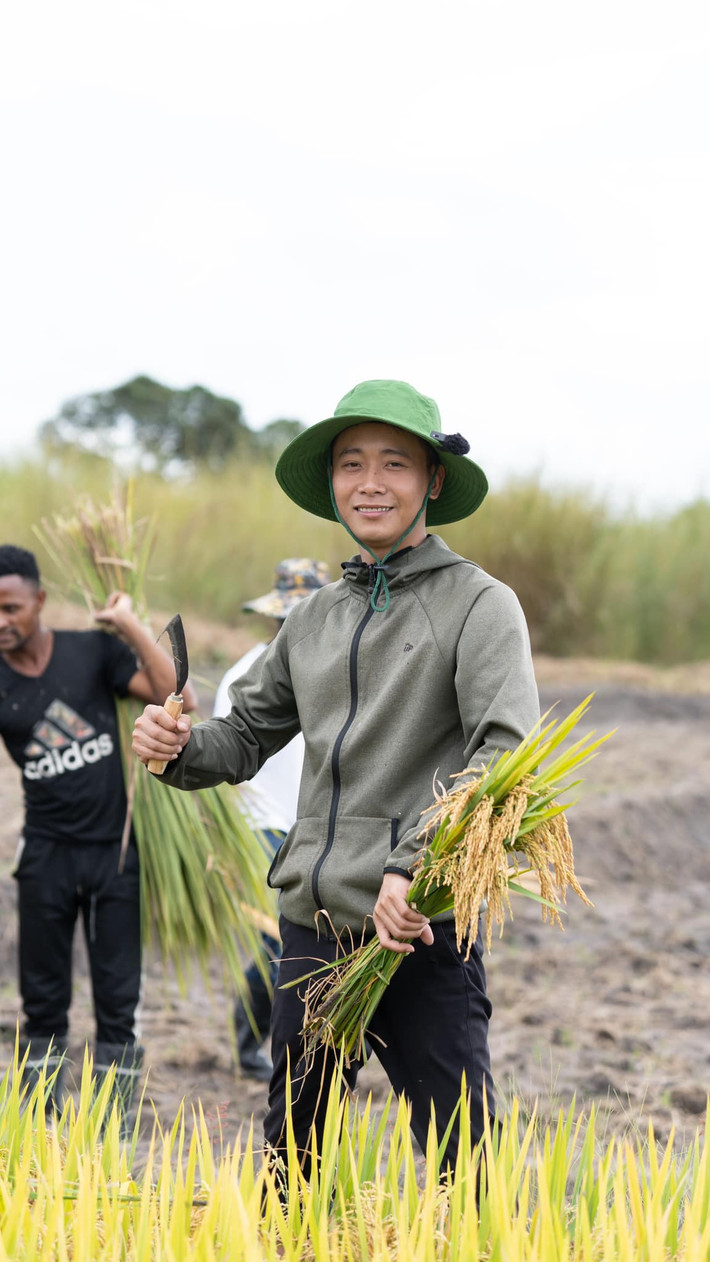 Trước khi vướng vào lùm xùm xung quanh việc kẹo rau củ bổ sung chất xơ, Quang Linh Vlogs (tên thật Phạm Quang Linh) là thần tượng của nhiều người Việt ở các độ tuổi khác nhau. Ảnh: FB Quang Linh Vlogs