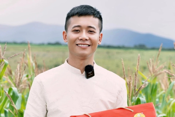 Gần đây, Quang Linh Vlogs vướng vào những tranh cãi liên quan đến việc quảng cáo bán sản phẩm kẹo rau củ Kera. Trước khi vướng lùm xùm quảng cáo kẹo rau củ, Quang Linh được yêu mến nhờ những hoạt động thiện nguyện tại châu Phi. Ảnh: FB Quang Linh Vlogs
