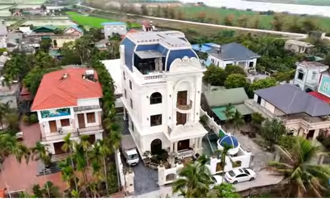 Căn biệt thự mang đậm phong cách tân cổ điển, diện tích xây dựng 1 sàn 150m2. Biệt thự gồm 4 tầng nên tổng diện tích xây dựng 600m2. Ảnh chụp màn hình