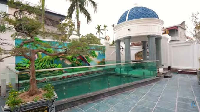 Ngoài ra, trong khuôn viên biệt thự còn có sân vườn, khu vực chòi nghỉ và hồ cá. Ảnh chụp màn hình