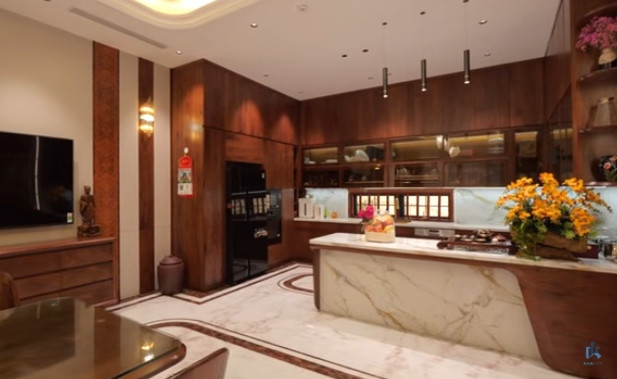 Nhà bếp mang phong cách hiện đại với tủ kịch trần ốp toàn bộ gỗ óc chó. Ảnh chụp màn hình
