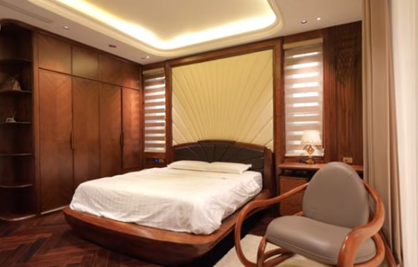 Toàn bộ nội thất trong phòng ngủ master đều bằng gỗ óc chó. Ảnh chụp màn hình
