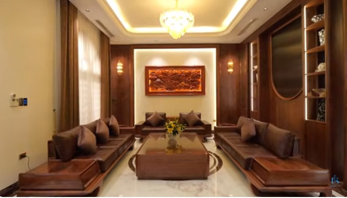 Nếu như bên ngoài mang đậm phong cách tân cổ điển thì bên trong có sự đan xen phong cách hiện đại, hầu hết được ốp gõ óc chó. Ảnh chụp màn hình
