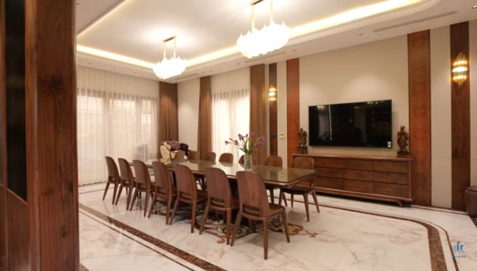 Bàn ăn lớn, đủ chỗ cho 12 người. Ảnh chụp màn hình