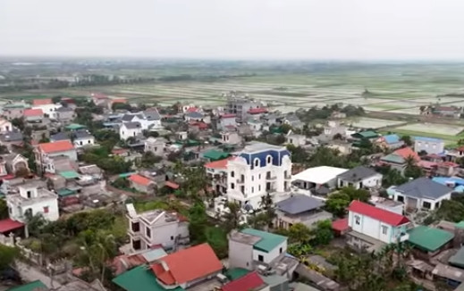 Mới đây, kênh YouTube NhaF giới thiệu căn biệt thự đồ sộ nằm giữa làng quê yên bình tại Hải Hương. Ảnh chụp màn hình
