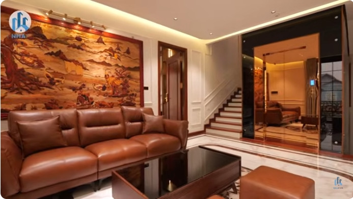 Tầng 2 có khu vực sinh hoạt chung và 3 phòng ngủ. Ảnh chụp màn hình