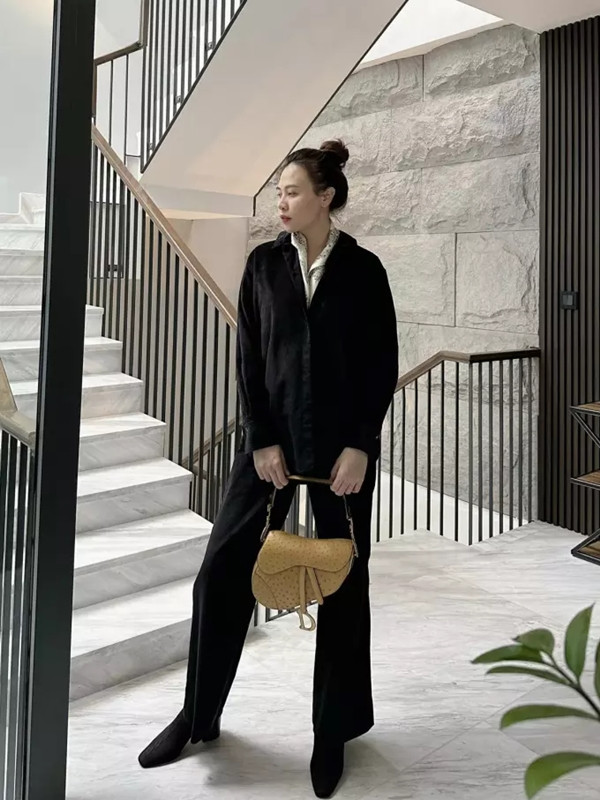 Đàm Thu Trang xách túi Dior Saddle phiên bản da đà điểu đắt gấp nhiều lần túi Dior Saddle da bê thông thường (giá khoảng 105 triệu đồng). Ảnh: FB Đàm Thu Trang