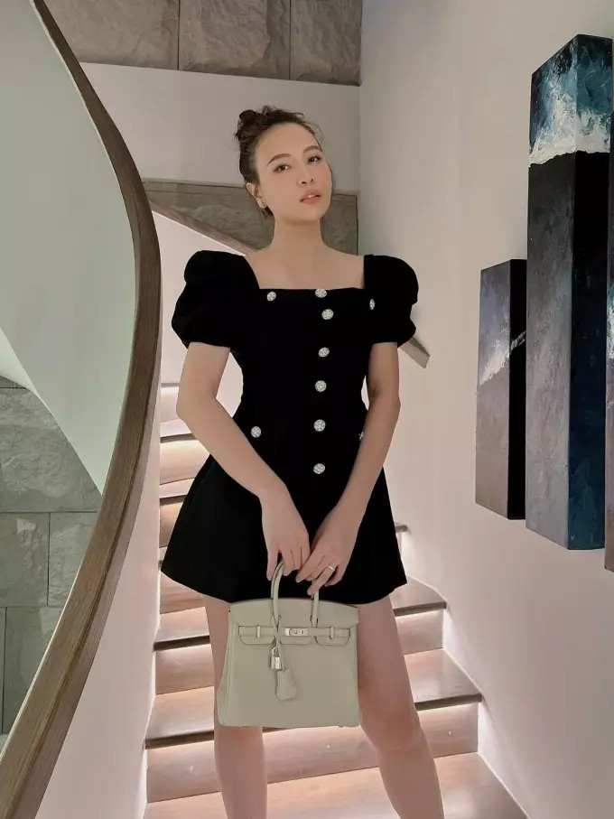 Túi xách Hermes Birkin màu trắng giá khoảng hơn 500 triệu đồng. Ảnh: FBNV