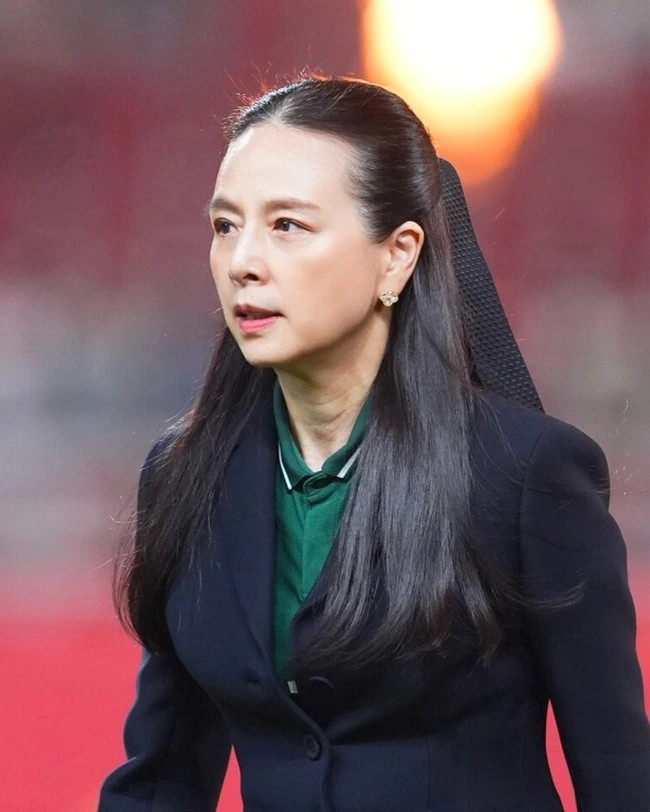 Bà Nualphan Lamsam (biệt danh Madam Pang) - Chủ tịch LĐBĐ Thái Lan (FAT) là gương mặt được giới truyền thông Thái Lan đặc biệt quan tâm sau khi LĐBĐ nước này thua kiện Công ty TNHH Siam Sport Syndicate Public Company Limited và phải đền bù số tiền 360 triệu baht (khoảng 271 tỷ đồng). Ảnh: FB Madam Pang