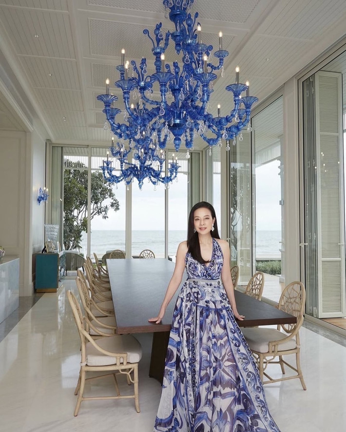 Nữ đại gia Thái Lan thích 2 phòng gần biển, là phòng có chùm đèn màu xanh dương, vì đó là màu của biển. Ảnh: Chụp màn hình