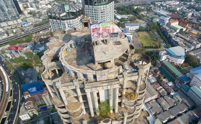 Tuy nhiên, khi cuộc khủng hoảng tài chính châu Á năm 1997 xảy ra, dự án bị đình trệ ở giai đoạn hoàn thiện 80%. Các chủ đầu tư gặp khó khăn về tài chính khiến Sathorn Unique bị bỏ hoang cho đến nay. Ảnh: SCMP