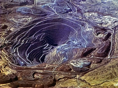 Tọa lạc tại vùng núi phía Tây Nam sa mạc Kyzylkum, tỉnh Navoi (Uzbekistan), mỏ vàng Muruntau với trữ lượng ước tính khoảng 171 triệu ounce vàng, tương đương khoảng 4.850 tấn vàng nguyên chất, được Sách Kỷ lục Guinness ghi nhận là “mỏ vàng lộ thiên có trữ lượng lớn nhất thế giới”. Ảnh: School of Rock Mining