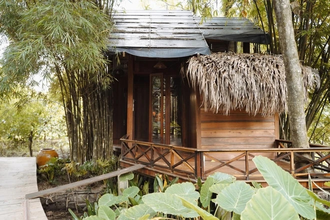 Vân Trang và ông xã Việt kiều cho xây nhiều khu nghỉ dưỡng theo phong cách Nam Bộ, với phong cảnh thiên nhiên trong lành và mát mẻ. Ảnh: FB Vân Trang