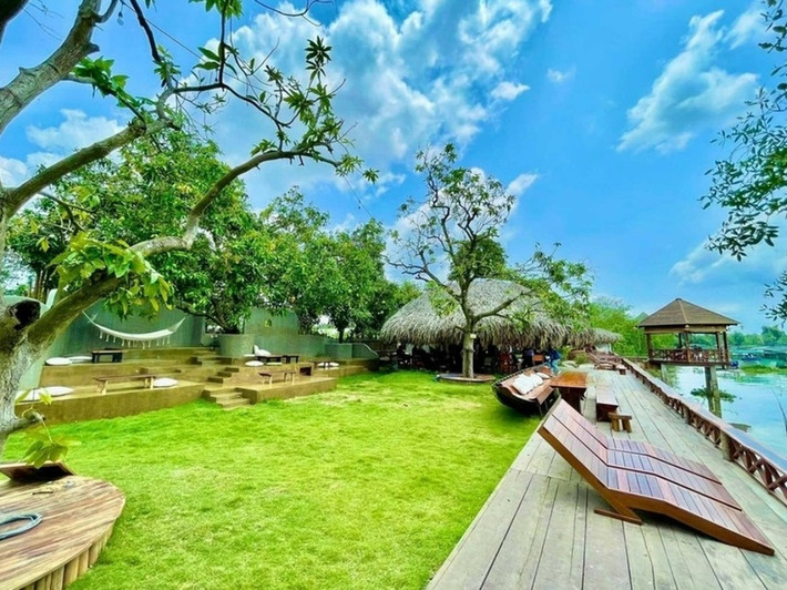 Khu vườn được lấy cảm hứng từ tuổi thơ của Vân Trang. Nữ diễn viên cho biết, vì muốn cho cả gia đình có không gian nghỉ dưỡng lý tưởng, nên vợ chồng cô quyết định đầu tư xây dựng vườn sinh thái này. Ảnh: FB Vân Trang