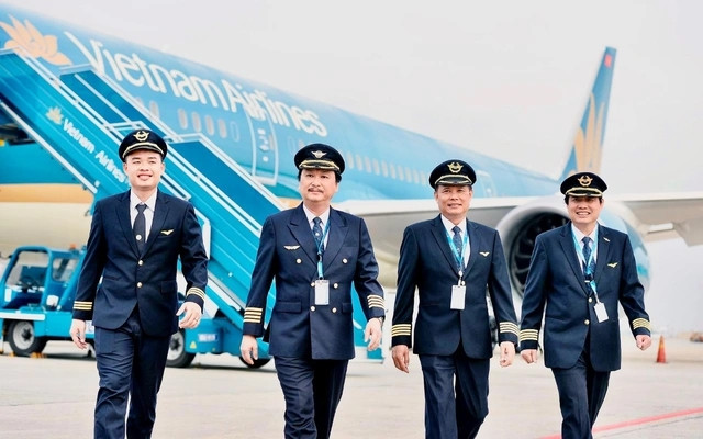 Trong thông báo tuyển phi công phục vụ kế hoạch phát triển các đường bay mới, Hãng hàng không ở Việt Nam đưa ra mức thu nhập lên đến 13.300 USD/tháng (khoảng 300 triệu đồng) cho cơ trưởng dòng máy bay thân rộng Boeing 787, cơ phó là 8.000 USD/tháng (khoảng 180 triệu đồng). Ảnh: VNA