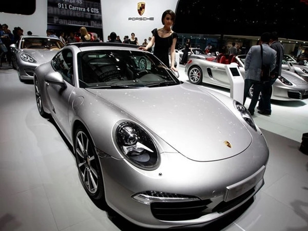 Bộ sưu tập xe hơi của Elon Musk còn có Porsche 911 và xe thể thao BMW M5. Ảnh: AP