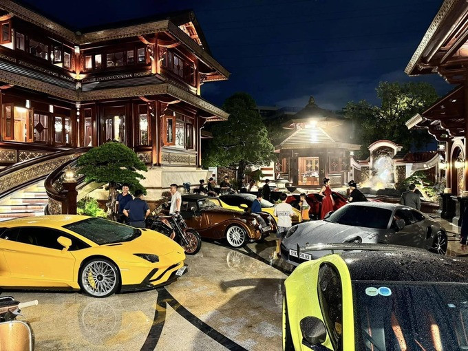 Sân rộng đến mức thoải mái đỗ dàn siêu xe. Ảnh: FBNV