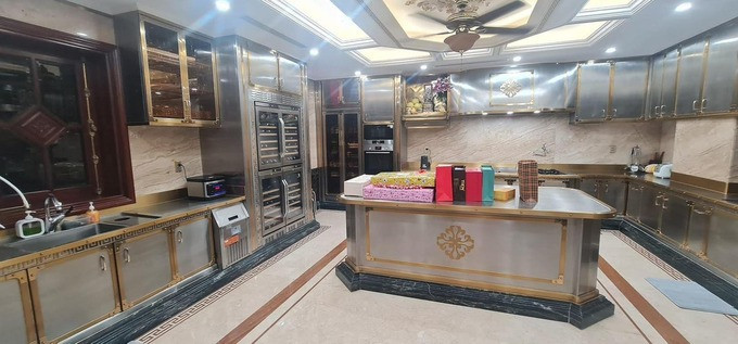 Phòng bếp rộng với đầy đủ thiết bị hiện đại. Ảnh: FBNV