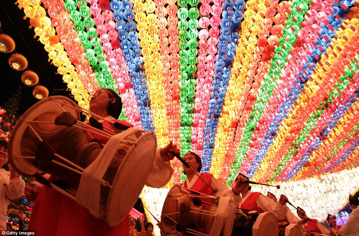 Đối múa trống diễu hành dưới những chiếc đèn lồng tại ngôi chùa Jogye ở thành phố Seoul. (Nguồn: Daily Mail)