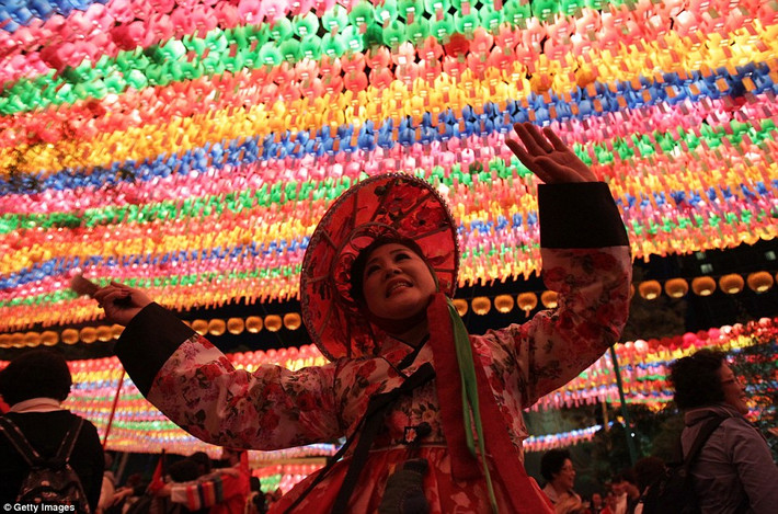 Một phụ nữ nhảy múa trong lễ hội đèn lồng tại ngôi chùa Jogye ở thành phố Seoul. (Nguồn: Daily Mail)