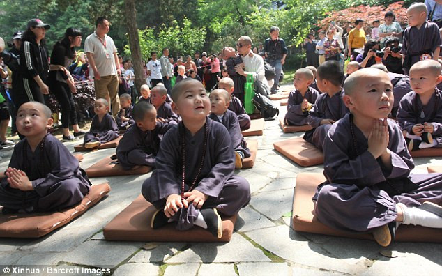 Theo trang tin People's Daily, cuộc thi chú tiểu đáng yêu được tổ chức tại một ngôi chùa trên núi Thê Hà ở tỉnh Giang Tô, Trung Quốc.