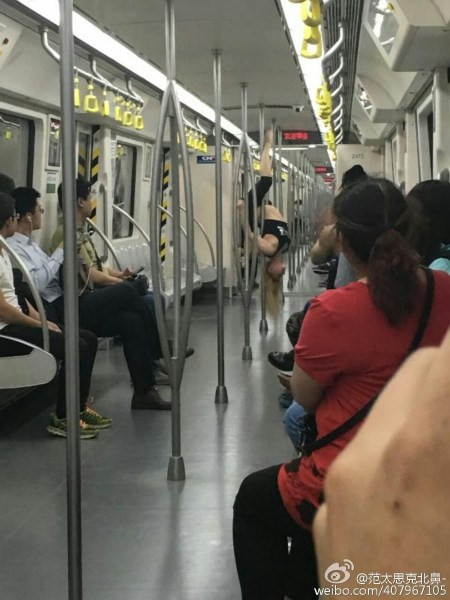 Màn trình diễn hành khách cùng chuyến tàu khó chịu và cư dân mạng phẫn nộ.
