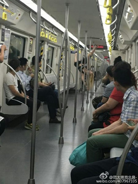 Các nhà quản lý hệ thống tàu điện ngầm Thiên Tân đã đề nghị hành khách không nên có những hành động như của cô gái này vì có thể làm ảnh hưởng tới họ và nhữn người khác.