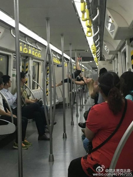 Người chụp những bức ảnh này cho biết cô gái khoảng hơn 20 tuổi và màn trình diễn kéo dài qua 8 điểm đỗ khác nhau.