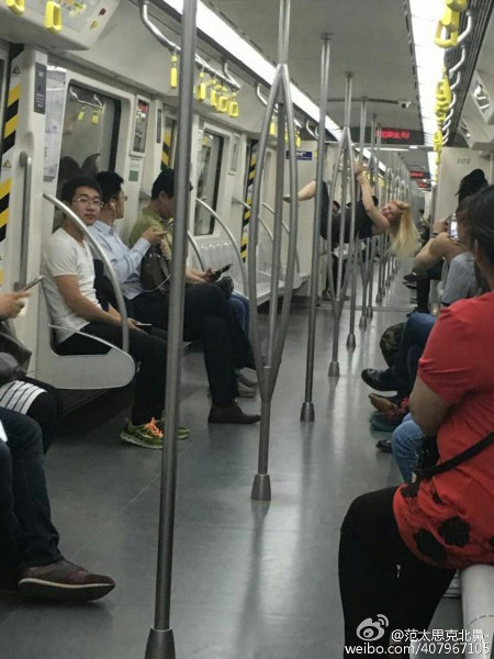 Một hành khách trên chuyến tàu đã ghi lại màn trình diễn và đăng tải lên mạng xã hội Weibo.