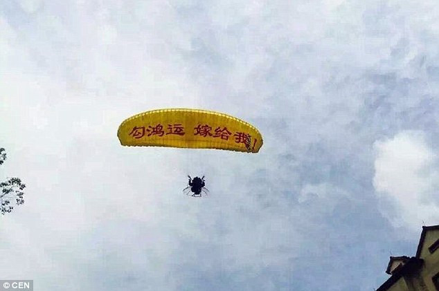Để gây ấn tượng với bạn gái, một chàng trai tại thành phố Nghi Xương, Trung Quốc đã quyết định nhảy dù từ trên cao trước khi thực hiện màn cầu hôn lãng mạn.