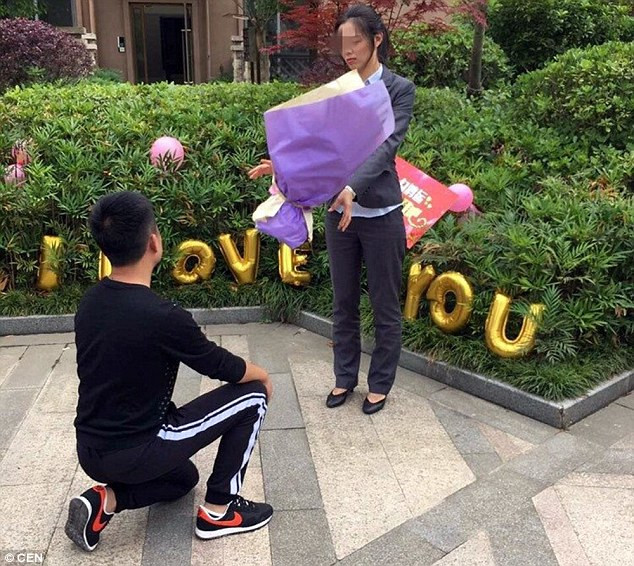 Nhưng cô gái đã thẳng từ chối lời cầu hôn của người bạn trai và quay lưng bỏ đi.