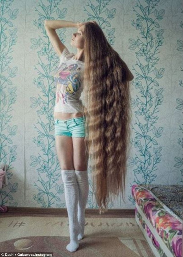 Với mái tóc mây dài gần tới gót chân, thiếu nữ người Nga đã trở nên mạng xã hội Instagram với 104.000 người theo dõi.