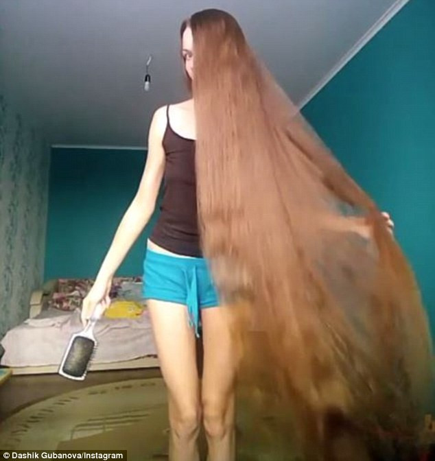 “Bạn nhắc mình nhớ về búp bê Barbie. Tôi yêu mái tóc của bạn, hay tiếp tục nuôi nhé”, một thành viên viết trên trang Instagram.