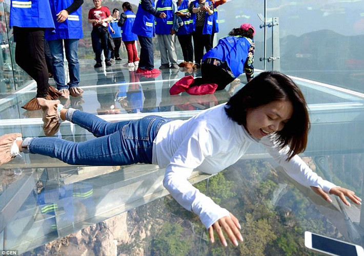 Khung của đài quan sát được làm bằng chất liệu ti tan giúp đảm bảo an toàn tối đa cho khách tham quan. (Nguồn Daily Mail)