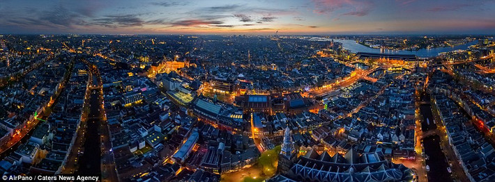 Bức ảnh toàn cảnh chụp cảnh hoàng hôn bao phủ thành phố Amsterdam, Hà Lan. (Nguồn: Daily Mail)