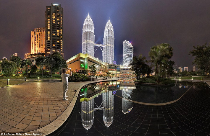 Tháp đôi Petronas tỏa sáng lung linh tại thành phố Kuala Lumpur, Malaysia. (Nguồn: Daily Mail)