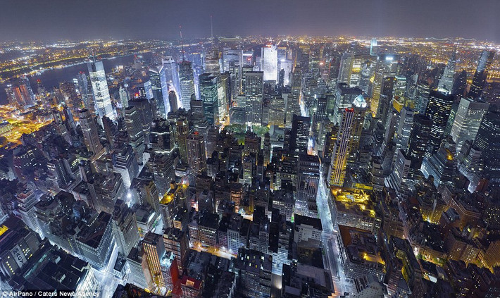 Những tòa nhà cao tầng lung linh ánh sáng tại khu phố Manhattan, New York. (Nguồn: Daily Mail)