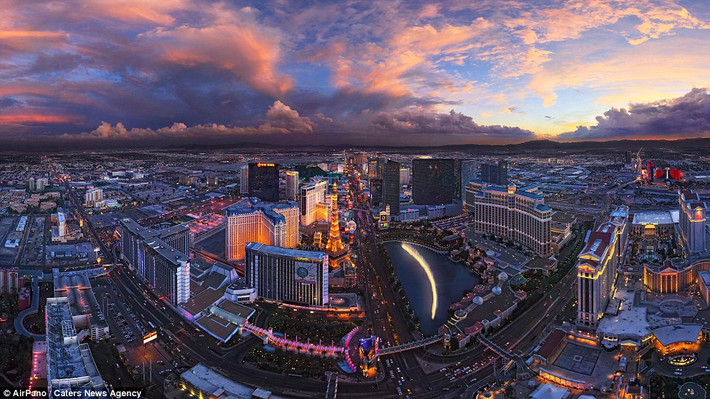 Thành phố Las Vegas ở Mỹ bắt đầu sáng đèn lúc chạng vạng. (Nguồn: Daily Mail)