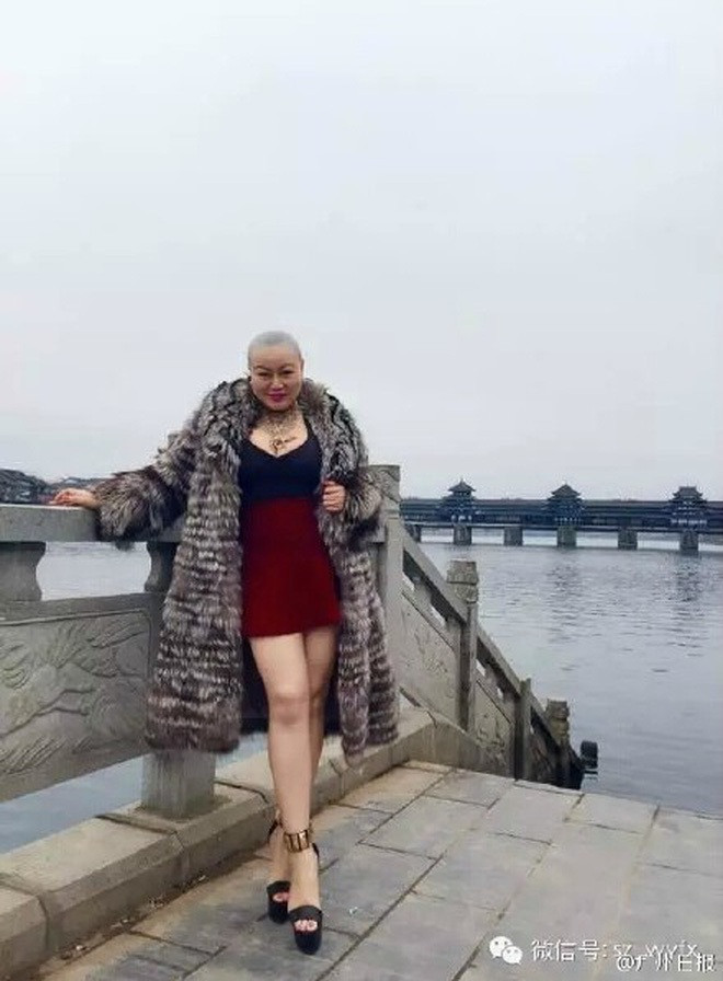 Nhìn vào cuộc sống xa hoa của nữ đại gia, ai cũng nghĩ rằng cô rất hạnh phúc và chẳng cần phải lo lắng điều gì. Thế nhưng, ở tuổi U50, Phùng Bình vẫn độc thân.
