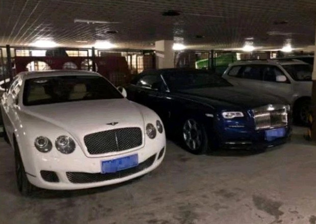 Bên cạnh đó, biệt thự của Phùng Bình lúc nào cũng chứa hàng chục chiếc xe hơi đắt tiền, mang tên các thương hiệu lớn như Rolls-Royce, Ferrari, Lamborghini.
