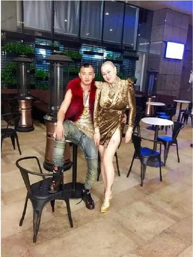 2 năm kể từ khi đăng tin "tuyển chồng", ước mơ được lên xe hoa của nữ đại gia Trung Quốc vẫn chưa trở thành sự thật. Nguyên nhân dường như xuất phát từ nhan sắc lạ lùng và gu ăn mặc khác người của Phùng Bình.