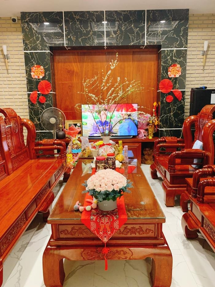 Ngôi nhà của gia đình Huỳnh Trần Ý Nhi có diện tích rộng rãi, thiết kế theo phong cách hiện đại. Phòng khách nổi bật với bộ bàn gỗ lớn. Ảnh: FBNV