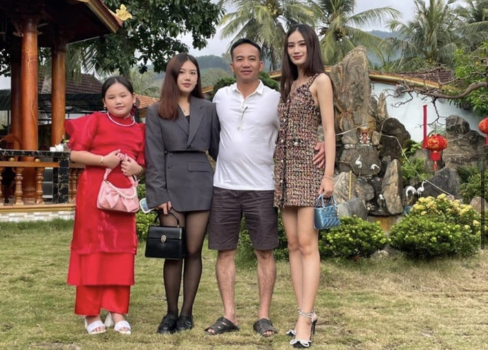 Bố Ý Nhi làm giám đốc công ty xây dựng, mẹ làm nội trợ, dưới cô có hai em gái. Tân hoa hậu rất ngưỡng mộ người bố bản lĩnh của mình. Ảnh: FBNV