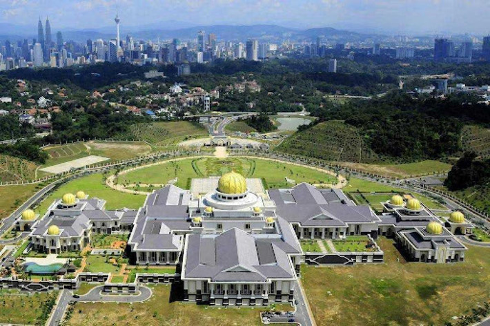 Cung điện của Quốc vương Brunei - Istana Nurul Iman đang giữ danh hiệu cung điện dân cư lớn nhất thế giới trong Sách kỷ lục Guinness thế giới, với quy mô rộng hơn 200.000 mét vuông. Ảnh: Timesproperty