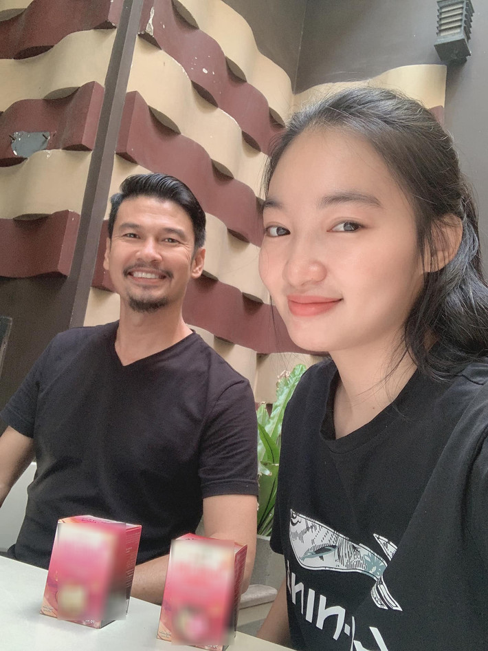 Tiết Cương là một trong những nghệ sĩ hài nổi tiếng của showbiz Việt. Nam diễn viên có cuộc sống viên mãn bên bà xã kém 26 tuổi - Ngọc Thưởng. Ảnh: FBNV