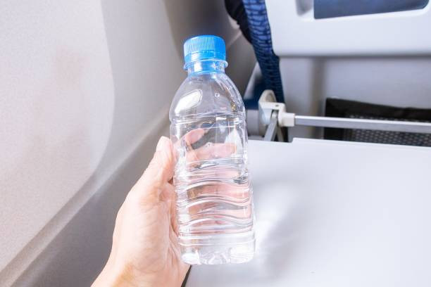 Nước nóng có thể làm dịu cổ họng khô và rát trong một chuyến bay đường dài. Nước nóng cũng được cung cấp miến phí bởi hầu hết các hãng hàng không ở bất kỳ thời điểm nào trong chuyến bay. Ảnh: Internet