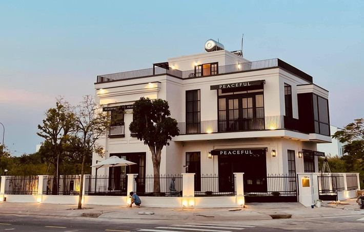 Ngoài căn nhà 25 tỷ xây cho bố mẹ ở Cần Thơ, diễn viên Quốc Trường còn sở hữu biệt thự bề thế giá trị khoảng 45 tỷ tại TP HCM.