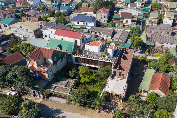 V8 House là công trình nhà ở tư nhân xây dựng trên khu đất rộng 550m2 tại TP Vinh (Nghệ An), hình khối tự do, hướng Đông – Tây. Vị trí dự án được bao quanh bởi mật độ xây dựng cao, các tòa nhà liền kề dự án không đồng nhất về kiến trúc.